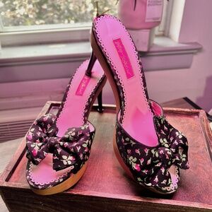 Betsey Johnson Classic Pin Up Pumps Slip Ons / Slides Sz 8.5